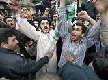 Демонстранты забросали краской и яйцами британское посольство в Тегеране  