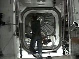 Пока компьютеры не работали, положение станции в пространстве поддерживали с помощью ее гироскопов и, кроме того, была возможность использовать для этой цели двигатели шаттла