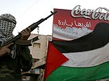 Боевики выкрикивали лозунги ""Хамас", убирайся!" и выгоняют служащих, связанных с исламистским движением. Они угрожают захватить все объекты, принадлежащие "Хамасу" на Западном берегу в отместку за действия хамасовцев в секторе Газа