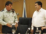 Кнессет утвердил Эхуда Барака на постах министра обороны и вице-премьера. Бывшему министру подарили бараний рог