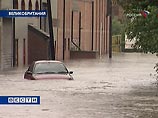 В Великобритании во время наводнения погиб человек, застряв в решетке ливневого стока. Его спасали три часа В Великобритании во время наводнения погиб человек, застряв в решетке ливневого стока. Его спасали три часа