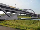 Комитет всемирного наследия ЮНЕСКО решил оставить долину Эльбы и город Дрезден (Германия) в Списке всемирного наследия, находящегося под угрозой, но потребовал от Германии не прибегать к запланированному строительству моста "Вальдшлёсхенбрюке"