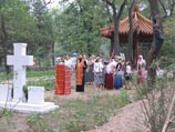 Протоиерей Дионисий Поздняев совершил панихиду у Поклонного Креста, установленного в апреле нынешнего года на месте разрушенного в 1957 году храма Всех святых мучеников Российской Духовной Миссии