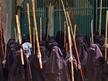 Женщины из народного исламистского ополчения Пакистана грозят терактами в общественных местах Женщины из народного исламистского ополчения Пакистана грозят терактами в общественных местах