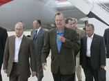 Самолет российского лидера приземлился на авиабазе близ города Портсмут. Президента России встретил экс-президент США Джордж Буш-старший