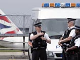 В ночь на понедельник закрывали третий терминал лондонского аэропорта Heathrow - там обследовали подозрительный пакет. Терминал лондонского аэропорта возобновил работу после того, как выяснилось, что пакет опасности не представляет