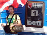 Россиянка Марина Поддубная, бродившая в плащ-палатке на месте перенесенного "Бронзового солдата", выслана из Эстонии
