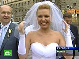 В Москве ожидается регистрация порядка 1700 браков - это вдвое превышает средние показатели и превосходит рекорд Красной горки (1200) - дня, который считается особенно благоприятным для свадеб