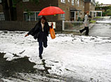 Холодное и дождливое лето в Англии заставило британцев покупать больше зонтов и меньше пива