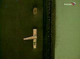 Вечером тело женщины обнаружил вернувшийся с работы муж, который остался жив только потому, что задержался на работе. Вечером тело женщины обнаружил вернувшийся с работы муж, который остался жив только потому, что задержался на работе.