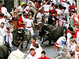 В испанском городе Памплона традиционный забег "энсьерро", в котором быки преследуют бегущих людей на улицах города, закончился трагедией.