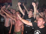 Группировки радикально настроенной молодежи образуются также на основе фан-клубов футбольных команд или музыкальных групп