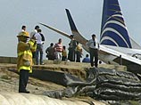 В Колумбии пассажирский самолет выкатился за пределы ВПП и въехал носом в Карибское море (ФОТО)