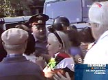 В Москве на улице академика Павлова происходит массовая драка между жителями и строителями В Москве на улице академика Павлова происходит массовая драка между жителями и строителями