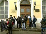 Большинство россиян уверены, что для поступления в высшее учебное заведение сейчас главное деньги, показывают исследования социологов