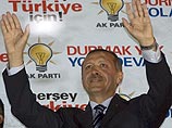 На состоявшихся в воскресенье в Турции досрочных парламентских выборах убедительную победу одержала правящая происламская Партия справедливости и развития (ПСР) премьера Тайипа Эрдогана
