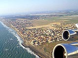 Во время полета в работе одного из двигателей самолета Airbus A330 возникли неполадки, в связи с этим капитан воздушного судна принял решение заглушить неисправный двигатель и выполнить аварийную посадку в аэропорту Denpasar индонезийского острова Бали Во время полета в работе одного из двигателей самолета Airbus A330 возникли неполадки, в связи с этим капитан воздушного судна принял решение заглушить неисправный двигатель и выполнить аварийную посадку в аэропорту Denpasar индонезийского острова Бали