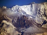Вулкан Камчатки Шивелуч выбрасывает газ и пепел на высоту около 8 км