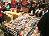 Прогнозы говорят о том, что книга по популярности уже превзошла предшествующее сочинение шотландской писательницы Джоан Роулинг"Гарри Поттер и принц-полукровка" вдвое. Прогнозы говорят о том, что книга по популярности уже превзошла предшествующее сочинение шотландской писательницы Джоан Роулинг"Гарри Поттер и принц-полукровка" вдвое.