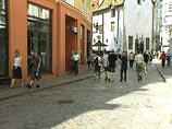 Это происходит потому, что Латвия сохранила колониальные комплексы и там позволяют гражданам новой метрополии то, за что убили бы выходцев из старой Это происходит потому, что Латвия сохранила колониальные комплексы и там позволяют гражданам новой метрополии то, за что убили бы выходцев из старой