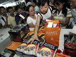 В лихорадке от начала продаж романа британской писательницы Джоан Роулинг "Гарри Поттер и роковые мощи" иностранцы скупают в Китае пиратский тираж