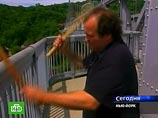 Нью-йоркский музыкант Джозеф Бертолоцци готовится дать концерт на мосту Франклина Рузвельта, перекинутом через реку Гудзон