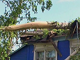 В пятницу вечером над тремя селами - районным центром Черниговка, Дмитриевка и Меркушевка - пронесся ураганный ветер, прошел сильный дождь. В результате были повалены десятки деревьев, повреждены крыши 22 домов