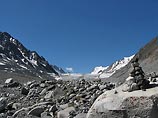 По данным источника, альпинисты совершали восхождение на одну из вершин пика Ак-Суу (4600) в связке.     