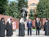 Патриарх возложил венок к Вечному огню у мемориала защитникам Москвы, установленном на месте братской могилы в Звенигороде