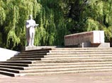 В Западной Украине снесли памятник советским воинам В Западной Украине снесли памятник советским воинам