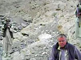 На видеозаписи 62-летний инженер-строитель из Баварии стоит в окружении замаскированных боевиков, которые целятся в него из оружия, и что-то говорит, но запись без звука и разобрать слова невозможно