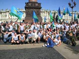 Около тысячи человек, празднующих в Санкт-Петербурге День ВДВ, прорвали милицейское оцепление и направились колонной по Невскому проспекту в сторону Дворцовой площади