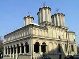 Кончина 92-летнего Румынского Патриарха Феоктиста стала основанием для многочисленных споров в румынском обществе о предстоящей борьбе за церковное престолонаследие. На фото - патриарший собор в Бухаресте