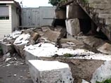 Милиционеры патрулируют улицы в пострадавшем от землетрясения Невельске, чтобы не допустить мародерства Милиционеры патрулируют улицы в пострадавшем от землетрясения Невельске, чтобы не допустить мародерства