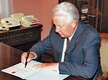 Диссидент Буковский, выдвигающийся в президенты России, получил в Лондоне российский загранпаспорт Диссидент Буковский, выдвигающийся в президенты России, получил в Лондоне российский загранпаспорт