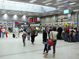 Как сообщил "Интерфаксу" один из российских пассажиров, инцидент произошел после того, как группа россиян перекрыла в знак протеста против задержки своего рейса доступ к самолету туристов из Италии, возвращавшихся домой