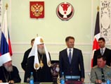 Глава Удмуртии Александр Волков передал Патриарху памятную книгу с именами всех благотворителей, участвовавших в воссоздании храма Глава Удмуртии Александр Волков передал Патриарху памятную книгу с именами всех благотворителей, участвовавших в воссоздании храма