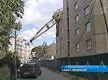 В МЧС рассказали, что кран упал около 11:30 утра в понедельник на второй Алексеевской улице, 7. 