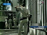 Но при этом носить такие повязки вне полицейского участка им не придётся - видимо, руководство сочло достаточным, чтобы опозоренные розовыми котятами полицейские стыдились лишь своих коллег Но при этом носить такие повязки вне полицейского участка им не придётся - видимо, руководство сочло достаточным, чтобы опозоренные розовыми котятами полицейские стыдились лишь своих коллег