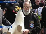 Мне наплевать, что по поводу экспедиции говорят некоторые зарубежные деятели, - заявил Чилингаров, который появился перед прессой с белым плюшевым медведем на руках Мне наплевать, что по поводу экспедиции говорят некоторые зарубежные деятели, - заявил Чилингаров, который появился перед прессой с белым плюшевым медведем на руках
