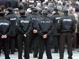 В Тбилиси из здания издательства "Самшобло" выселяют редакции газет и оппозиционное телевидение В Тбилиси из здания издательства "Самшобло" выселяют редакции газет и оппозиционное телевидение