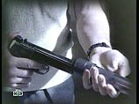 Преступники, находившиеся в автомашине ВАЗ-21114 серебристого цвета произвели с близкого расстояния выстрелы из оружия с глушителем, а затем скрылись. Преступники, находившиеся в автомашине ВАЗ-21114 серебристого цвета произвели с близкого расстояния выстрелы из оружия с глушителем, а затем скрылись.