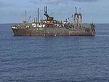 Пограничники задержали в Охотском море сахалинский траулер "Подгорное" с 25 тоннами незаконно добытого живого камчатского краба на борту