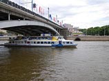 На Москве-реке речной трамвай едва не врезался в опору моста На Москве-реке речной трамвай едва не врезался в опору моста