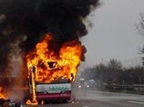 По меньшей мере 11 человек погибли и 40 получили сильные ожоги, когда высоковольтный провод упал на автобус