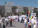 Подкрепления из регионов спешат в Киев, чтобы присоединиться к пикетчикам из оппозиционного Блока Юлии Тимошенко (БЮТ), которые расположились под окнами Центральной избирательной комиссии, протестуя против отказа в регистрации БЮТ к парламентским выборам Подкрепления из регионов спешат в Киев, чтобы присоединиться к пикетчикам из оппозиционного Блока Юлии Тимошенко (БЮТ), которые расположились под окнами Центральной избирательной комиссии, протестуя против отказа в регистрации БЮТ к парламентским выборам