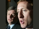 Премьер-министр Канады Стивен Харпер (слева) произвел крупные перестановки в правительстве. Возглавлявший МИД Питер Маккей (справа) получил пост министра обороны  
