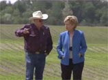 В ролике Хиллари беседует с фермером