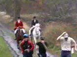 Ученики престижного британского колледжа "Гленалмонд" отсняли видеоролик под названием "Классовые войны", в котором преследовали "простолюдинов" на лошадях и с собаками