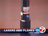 Как утверждается, луч лазера бил по кабине пилота и мог привести к временному ослеплению пилота и летного персонала